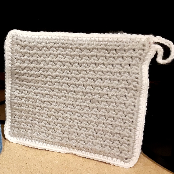 Crocheted pink and light grey potholder - Picture 2 of 2